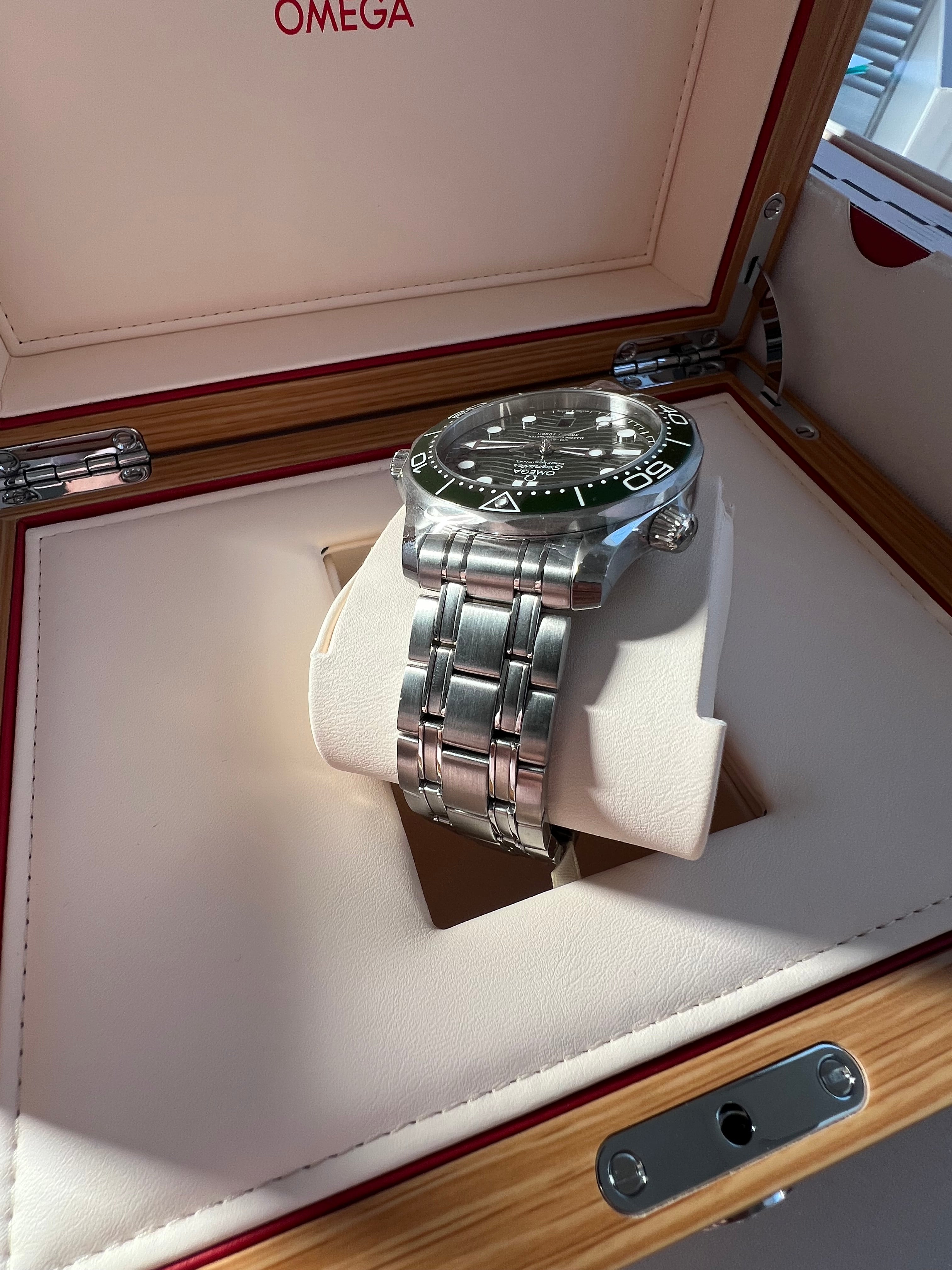 Omega Seamaster Diver Grün Ungetragen mit Mehrwertsteuer